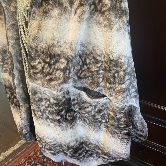 Lindi Animal Print Faux-fur Cape - Picture 14 of 16